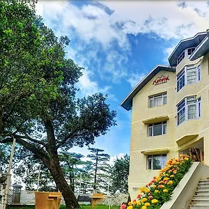 Summit Le Royale Hotel, Hotel